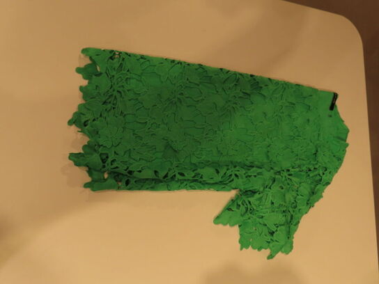 Udstilling med møbler, reol og tøjet på stativer og borde