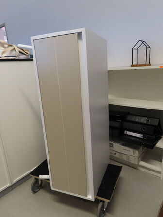 7 stk. kontorreoler samt kommode