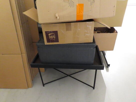 Reol med indhold og papkasser