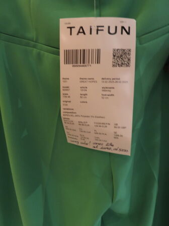 Udstilling med møbler, reol og tøjet på stativer og borde