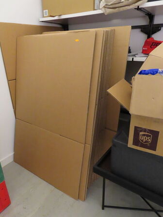 Reol med indhold og papkasser