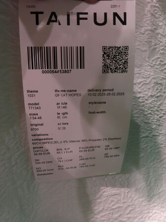 Udstilling med møbler, reol og tøjet på stativer og borde