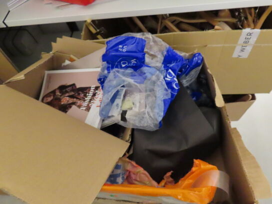 Reol med indhold og papkasser