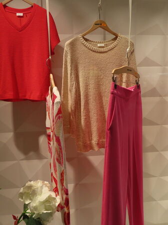 2 stk. mannequiner med tøj samt 4 stk. tøj på bøjler