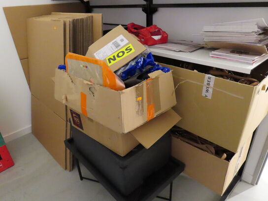 Reol med indhold og papkasser