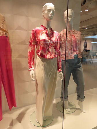 2 stk. mannequiner med tøj samt 4 stk. tøj på bøjler