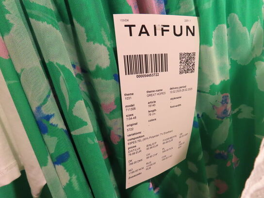 Udstilling med møbler, reol og tøjet på stativer og borde