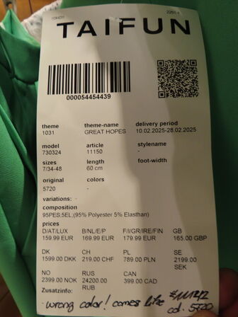 Udstilling med møbler, reol og tøjet på stativer og borde