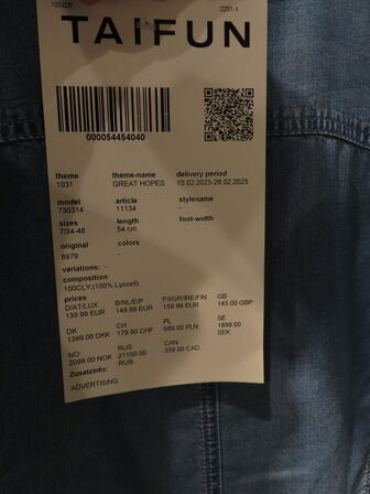 Udstilling med møbler, reol og tøjet på stativer og borde