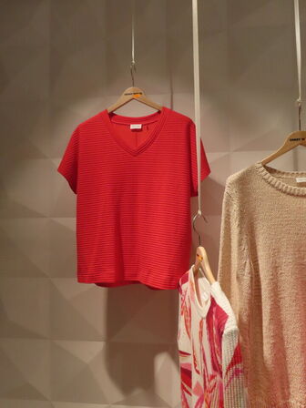 2 stk. mannequiner med tøj samt 4 stk. tøj på bøjler