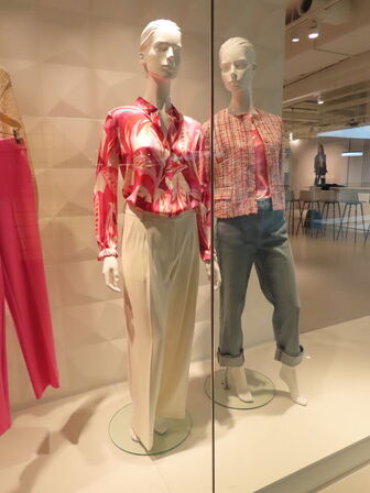 2 stk. mannequiner med tøj samt 4 stk. tøj på bøjler