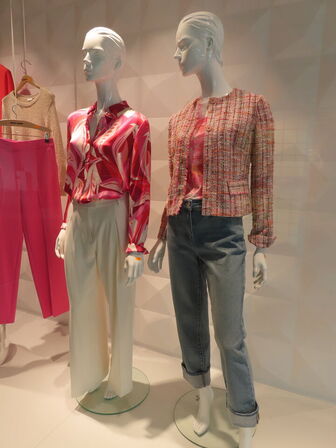 2 stk. mannequiner med tøj samt 4 stk. tøj på bøjler