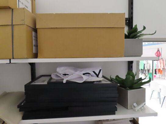 Reol med indhold og papkasser