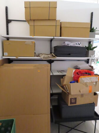 Reol med indhold og papkasser