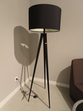 Lounge sæt, m. 2 stole KFF, bakkebord og standerlampe ZUIVER