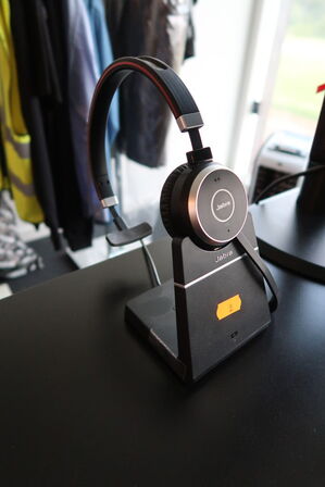 2 stk. 21" LENOVO Skærme, samt dock og JABRA headset