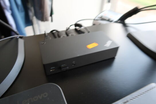 2 stk. 21" LENOVO Skærme, samt dock og JABRA headset