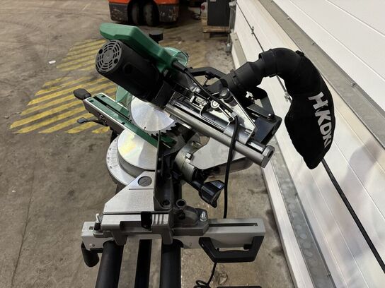 kap-/geringsav, HiKOKI C8FSHG, 1100W + savbord - FRAGT IKKE MULIGT PÅ DETTE LOT