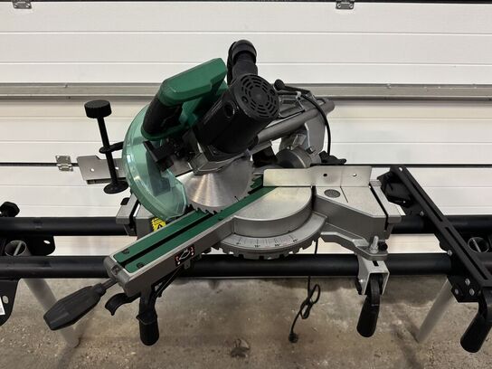 kap-/geringsav, HiKOKI C8FSHG, 1100W + savbord - FRAGT IKKE MULIGT PÅ DETTE LOT