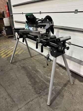 kap-/geringsav, HiKOKI C8FSHG, 1100W + savbord - FRAGT IKKE MULIGT PÅ DETTE LOT