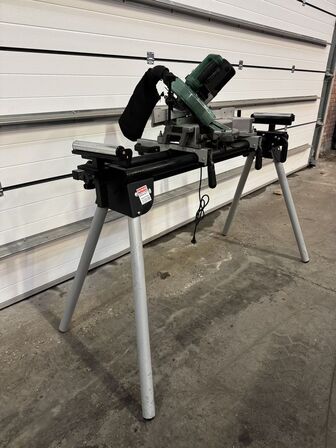 kap-/geringsav, HiKOKI C8FSHG, 1100W + savbord - FRAGT IKKE MULIGT PÅ DETTE LOT