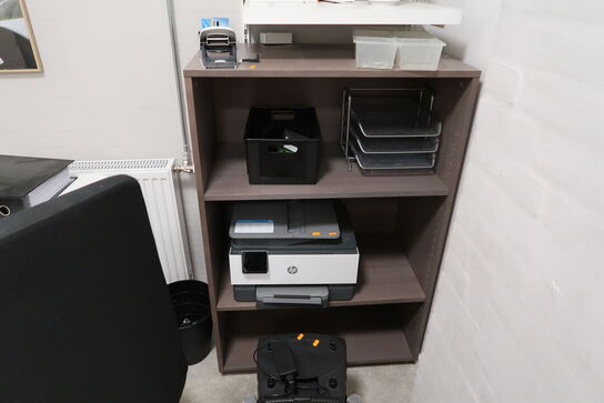 El. hæve/sænke skrivebord uden indhold samt reol uden indhold