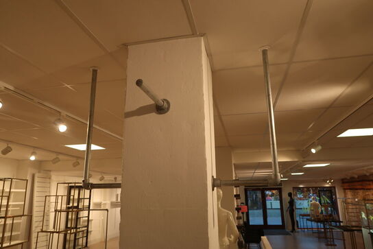 2 stk. tøjstativer samt stænger på væg