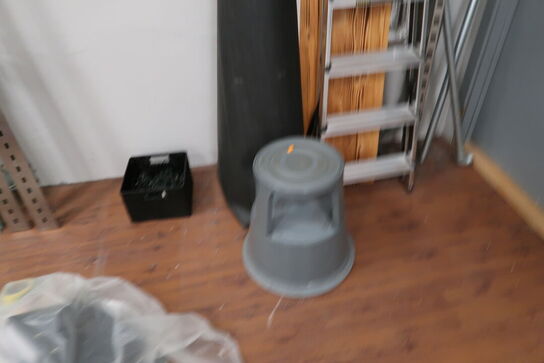 Trappestige, elefantfod, møbelhunde m.m.