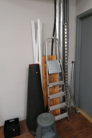 Trappestige, elefantfod, møbelhunde m.m.