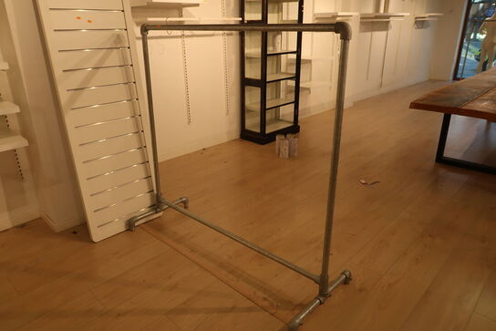 Tøjstativ samt vægreol