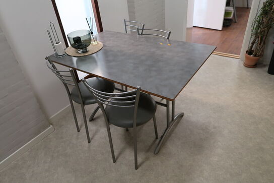 Spisebord med 4 stk. stole