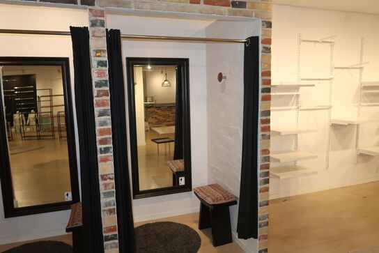 Indhold i 5 stk. prøverum bl.a. forhænge, spejl, kroge, gulvtæpper m.m.