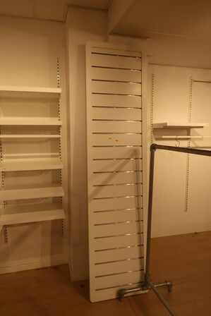 Tøjstativ samt vægreol