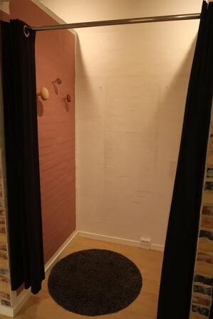 Indhold i 5 stk. prøverum bl.a. forhænge, spejl, kroge, gulvtæpper m.m.