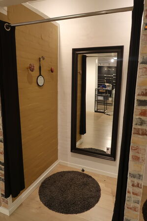 Indhold i 5 stk. prøverum bl.a. forhænge, spejl, kroge, gulvtæpper m.m.