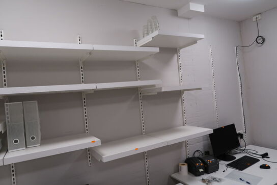 Skrivebord, vægreolsystem samt skab