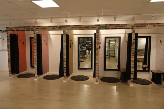 Indhold i 5 stk. prøverum bl.a. forhænge, spejl, kroge, gulvtæpper m.m.