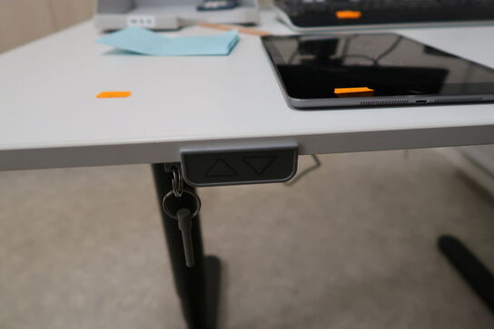 El. hæve/sænke skrivebord uden indhold samt reol uden indhold