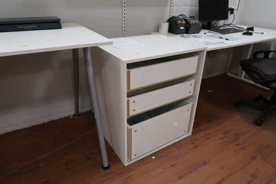 Skrivebord, vægreolsystem samt skab