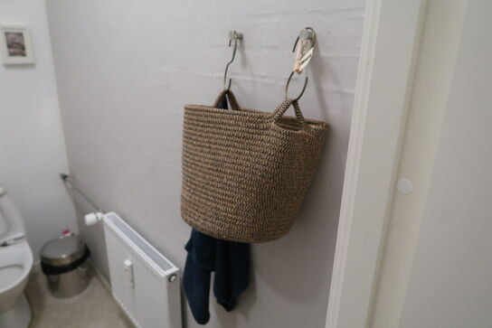 Plakat, reol med indhold, div. Billeder, kurve m.m.