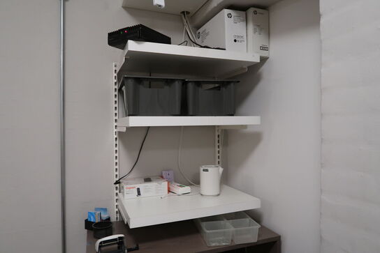 El. hæve/sænke skrivebord uden indhold samt reol uden indhold