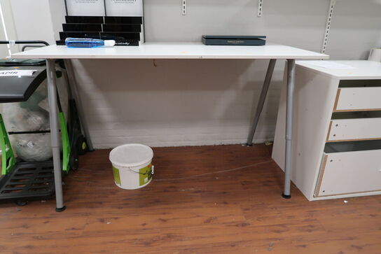 Skrivebord, vægreolsystem samt skab