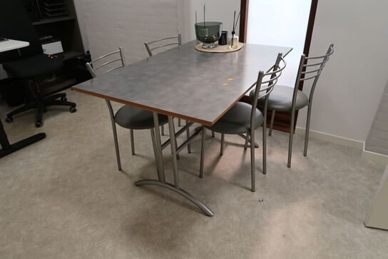 Spisebord med 4 stk. stole