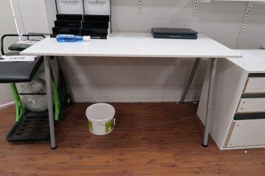 Skrivebord, vægreolsystem samt skab