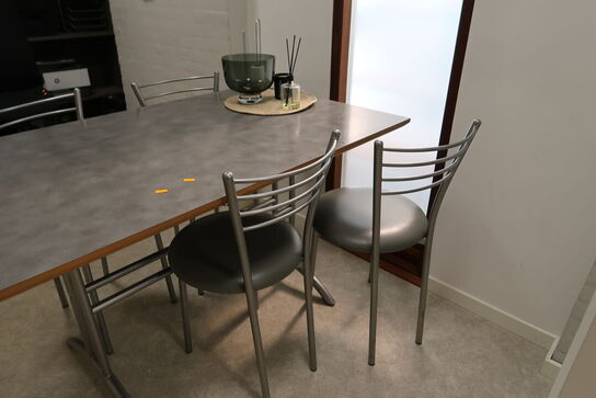 Spisebord med 4 stk. stole