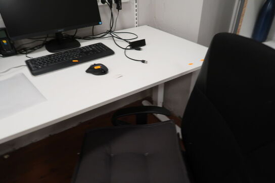 Kontorstol samt skrivebord