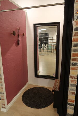 Indhold i 5 stk. prøverum bl.a. forhænge, spejl, kroge, gulvtæpper m.m.