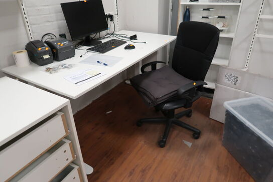 Kontorstol samt skrivebord