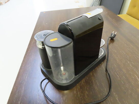 Nespresso Kaffemaskine med mælkeskummer