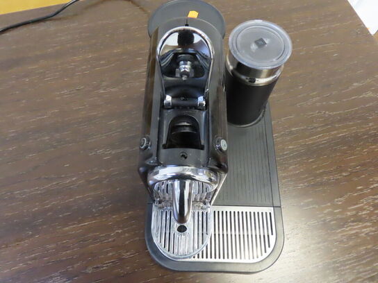 Nespresso Kaffemaskine med mælkeskummer